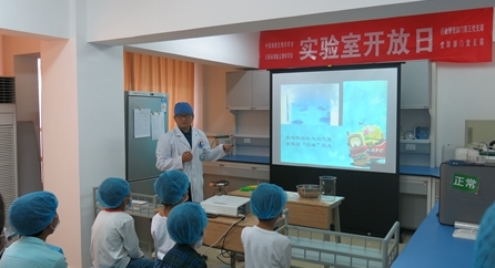 云南省博物馆与昆明医科大学第二附属医院中心实验室 联合举办“神奇的微观世界”主题活动